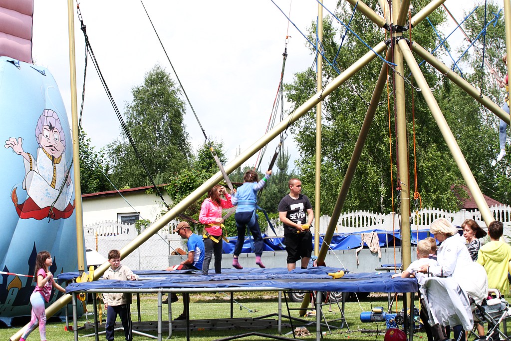 Wesoła dziecięca zabawa na stadionie Iskry Kochlice
