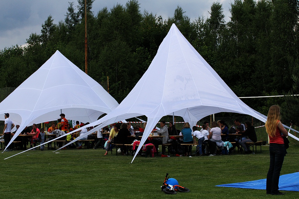 Wesoła dziecięca zabawa na stadionie Iskry Kochlice