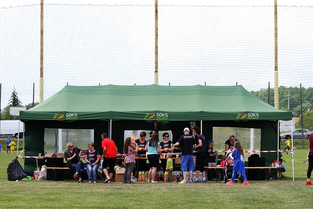 Wesoła dziecięca zabawa na stadionie Iskry Kochlice