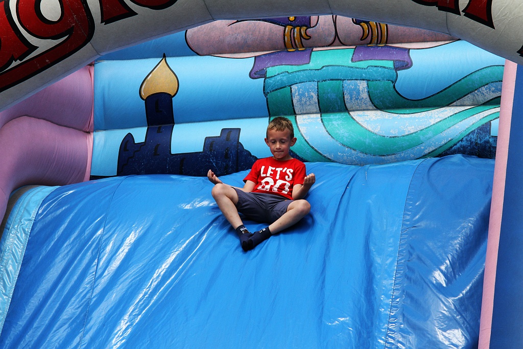 Wesoła dziecięca zabawa na stadionie Iskry Kochlice