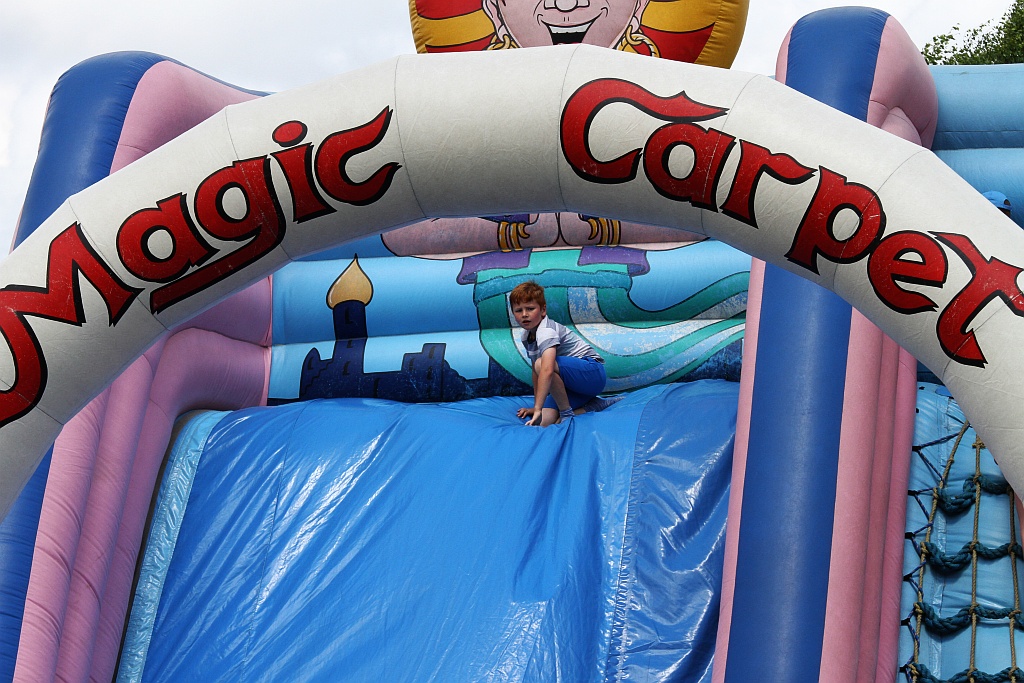 Wesoła dziecięca zabawa na stadionie Iskry Kochlice