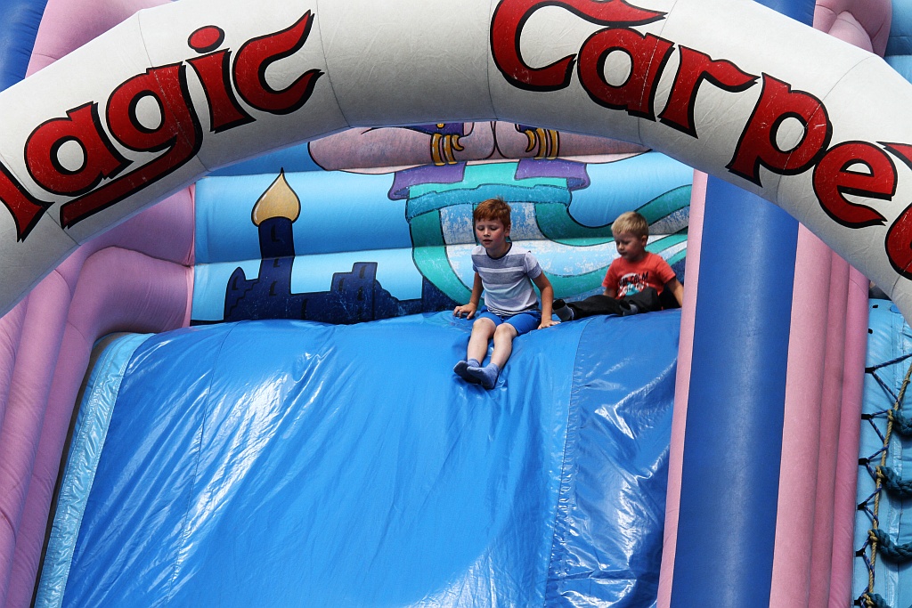 Wesoła dziecięca zabawa na stadionie Iskry Kochlice