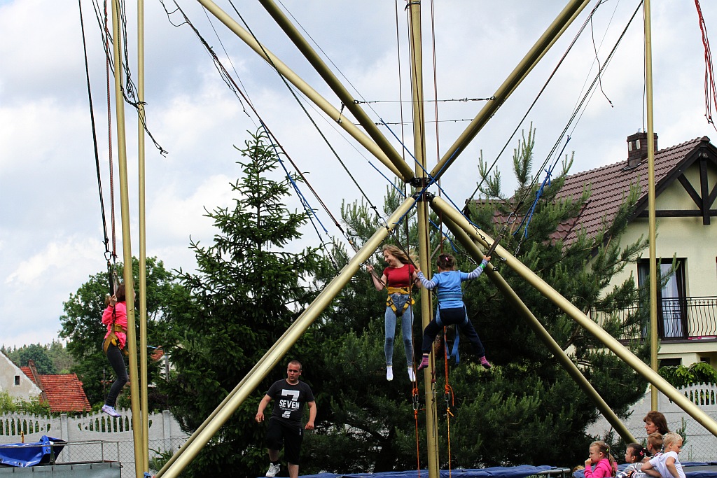 Wesoła dziecięca zabawa na stadionie Iskry Kochlice
