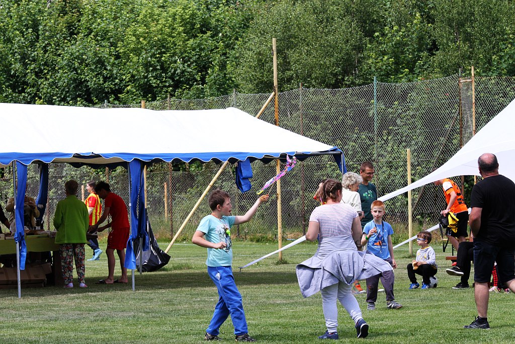 Wesoła dziecięca zabawa na stadionie Iskry Kochlice