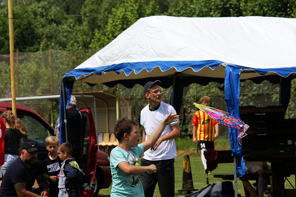 Wesoła dziecięca zabawa na stadionie Iskry Kochlice