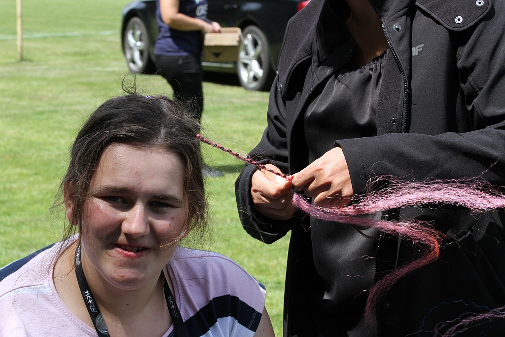 Wesoła dziecięca zabawa na stadionie Iskry Kochlice