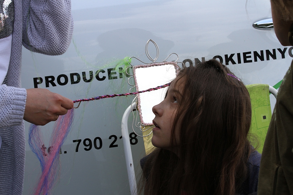 Wesoła dziecięca zabawa na stadionie Iskry Kochlice