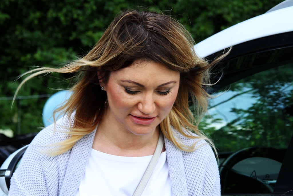 Wesoła dziecięca zabawa na stadionie Iskry Kochlice