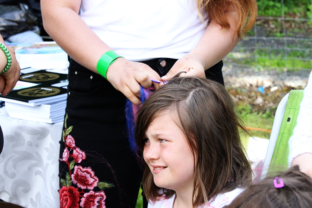 Wesoła dziecięca zabawa na stadionie Iskry Kochlice