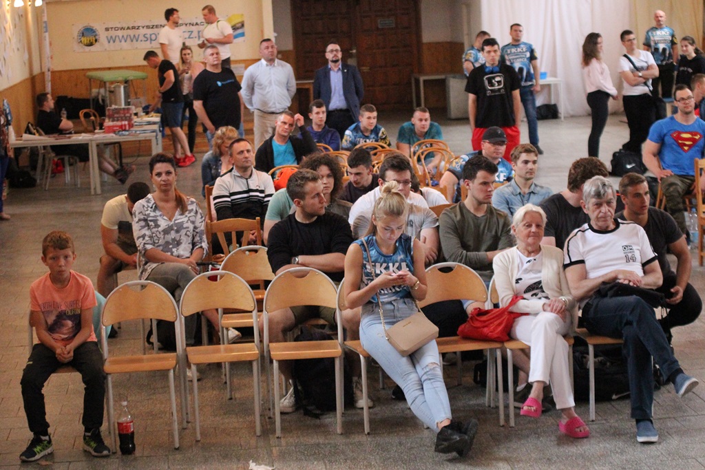 Na legnickich Piekarach amatorzy wyciskali sztangę leżąc