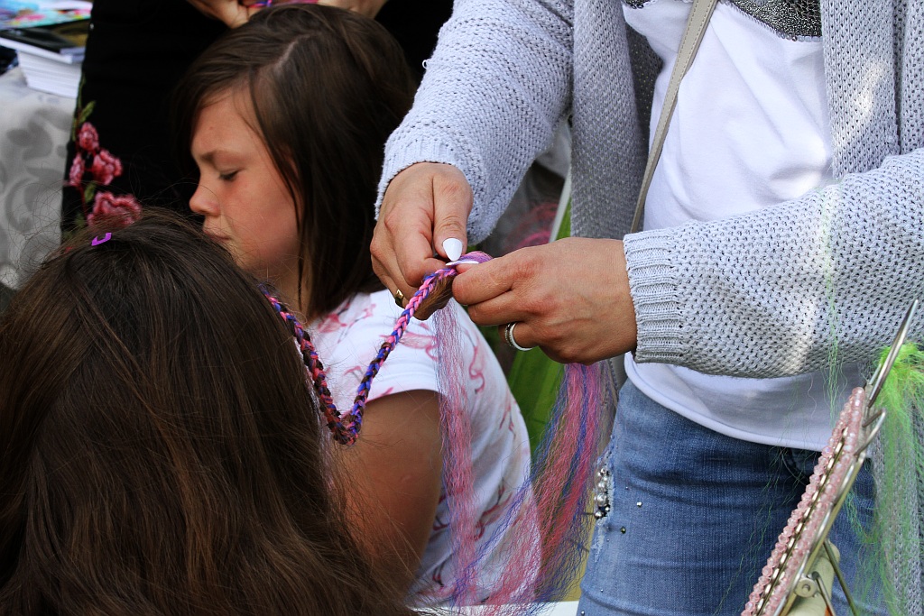 Wesoła dziecięca zabawa na stadionie Iskry Kochlice