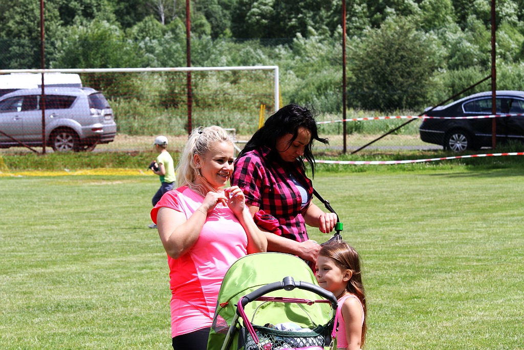 Wesoła dziecięca zabawa na stadionie Iskry Kochlice
