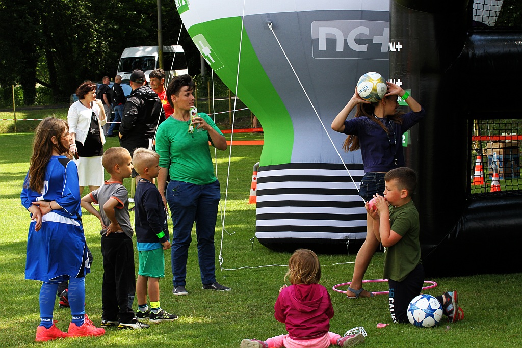 Wesoła dziecięca zabawa na stadionie Iskry Kochlice