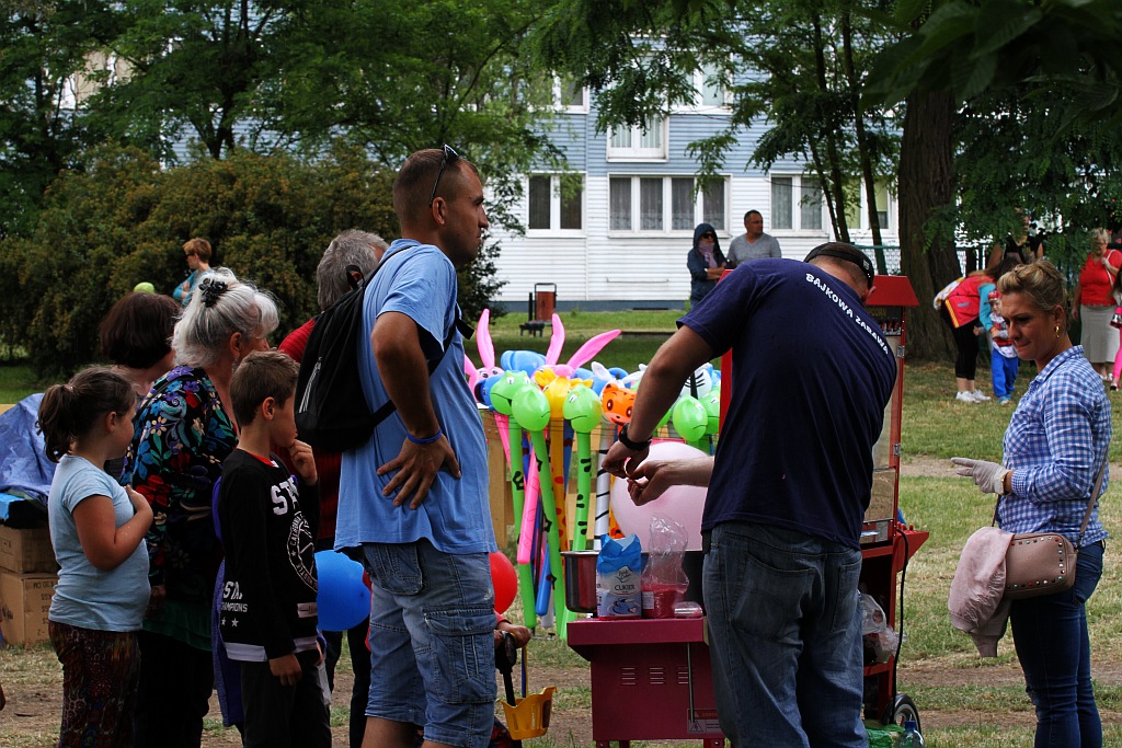 Tłumy dzieci bawią się na imprezie w SDK „Kopernik”