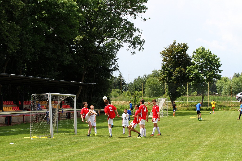 Wesoła dziecięca zabawa na stadionie Iskry Kochlice