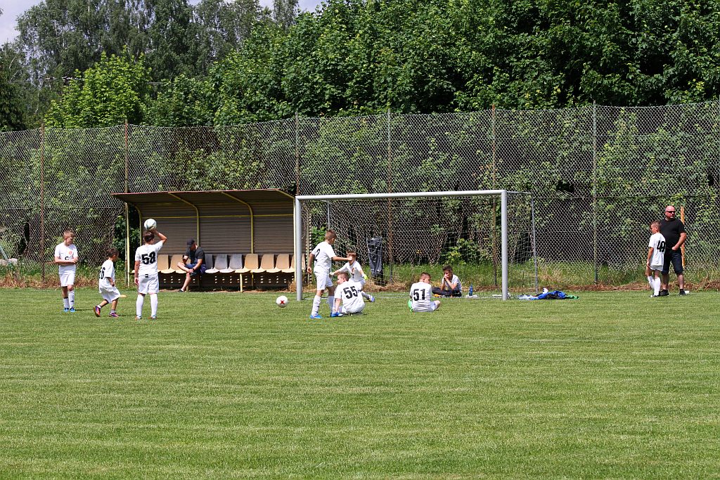 Wesoła dziecięca zabawa na stadionie Iskry Kochlice