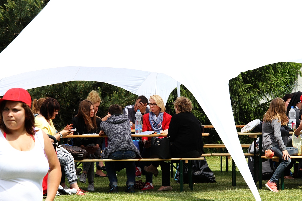 Wesoła dziecięca zabawa na stadionie Iskry Kochlice