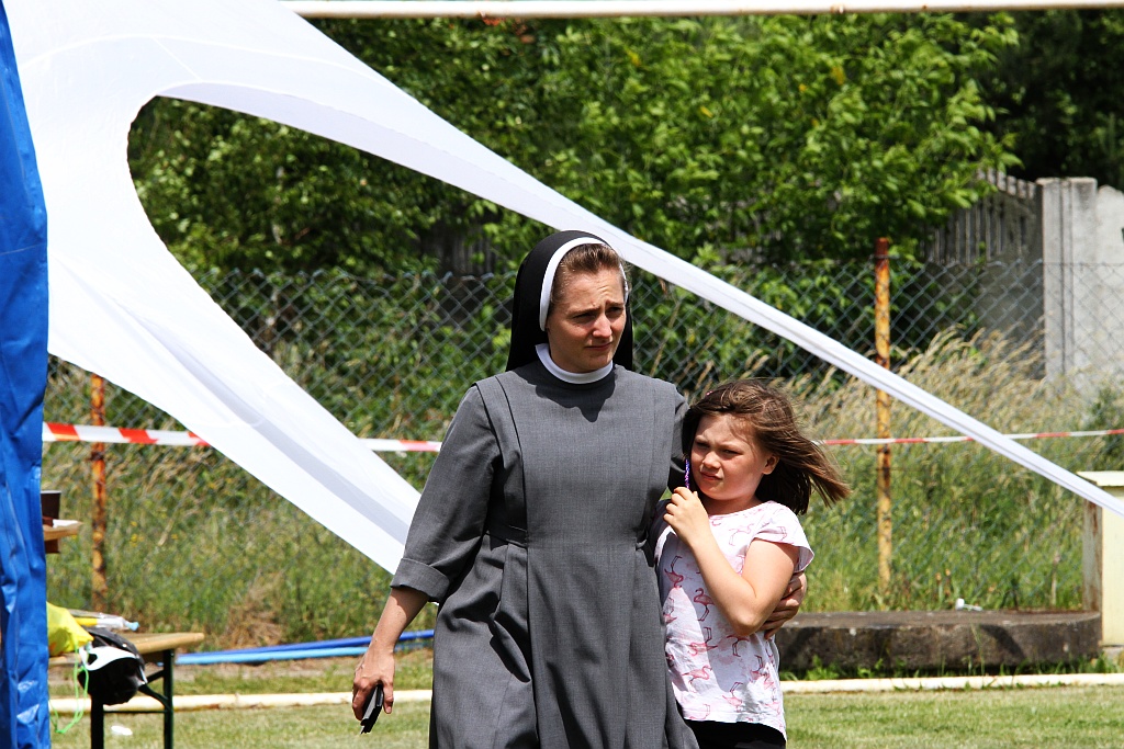 Wesoła dziecięca zabawa na stadionie Iskry Kochlice