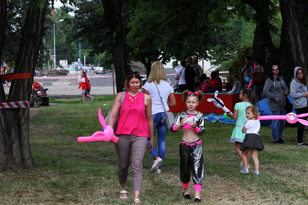 Tłumy dzieci bawią się na imprezie w SDK „Kopernik”