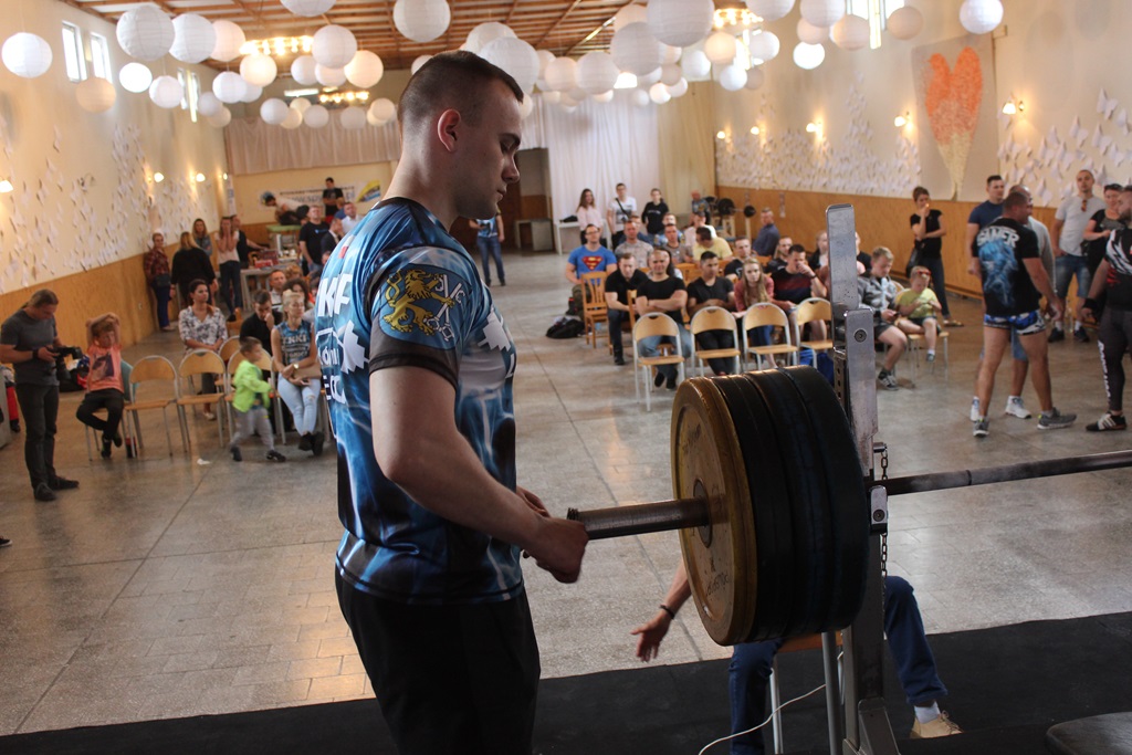 Na legnickich Piekarach amatorzy wyciskali sztangę leżąc