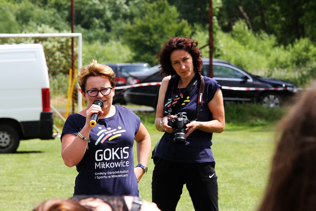 Wesoła dziecięca zabawa na stadionie Iskry Kochlice