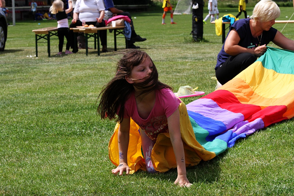 Wesoła dziecięca zabawa na stadionie Iskry Kochlice