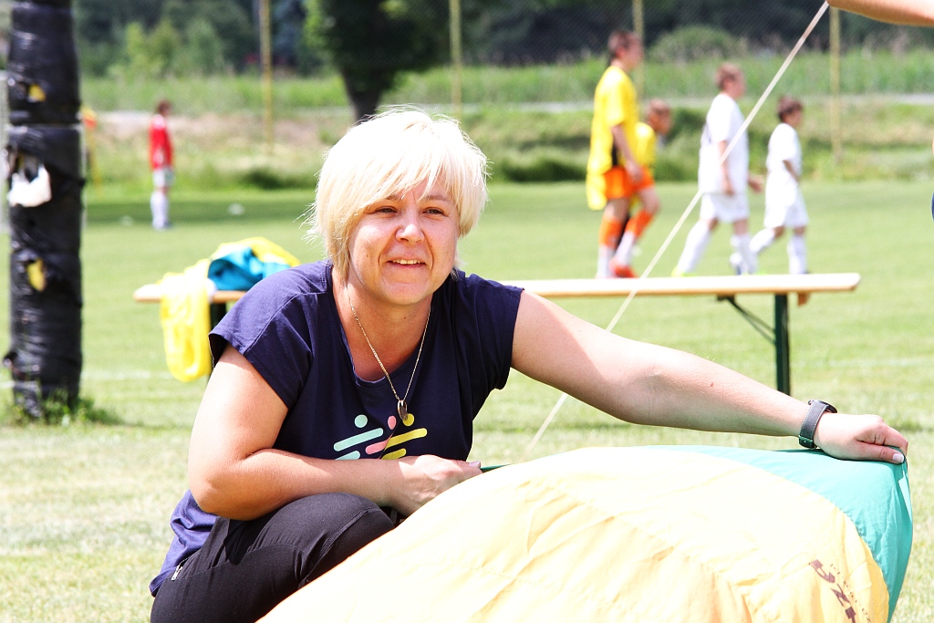 Wesoła dziecięca zabawa na stadionie Iskry Kochlice