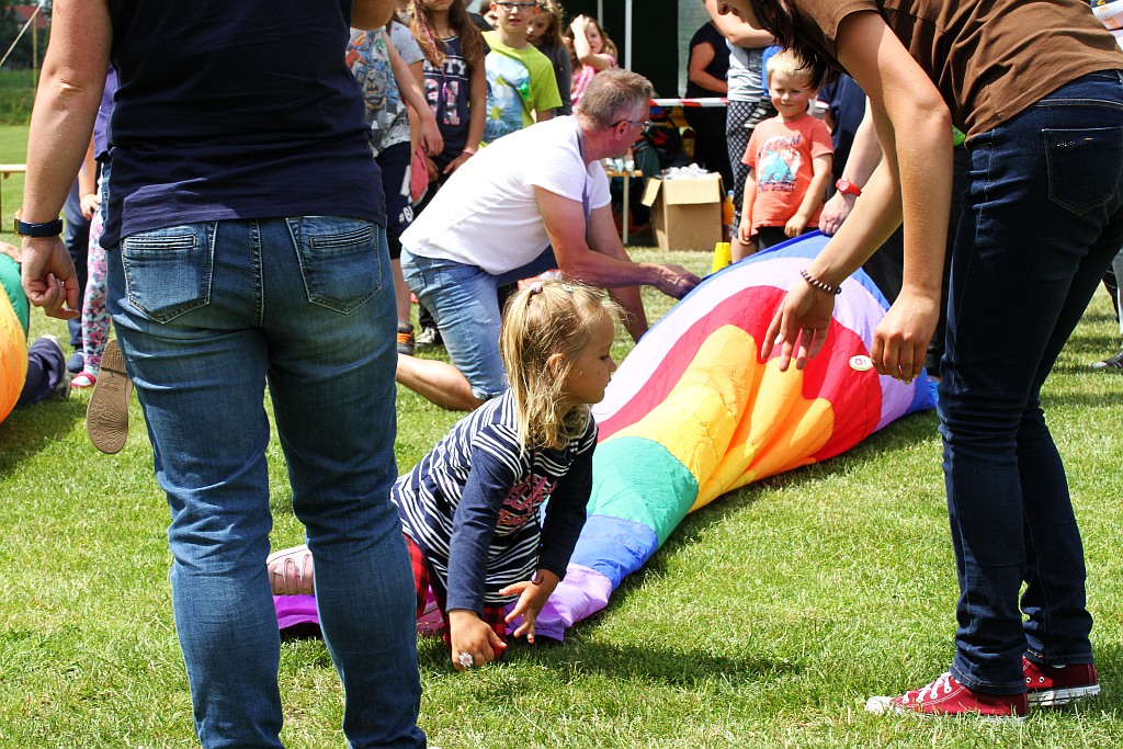 Wesoła dziecięca zabawa na stadionie Iskry Kochlice