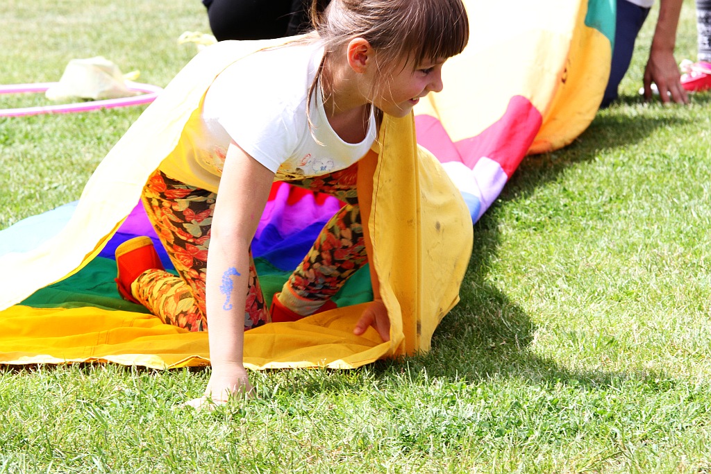 Wesoła dziecięca zabawa na stadionie Iskry Kochlice