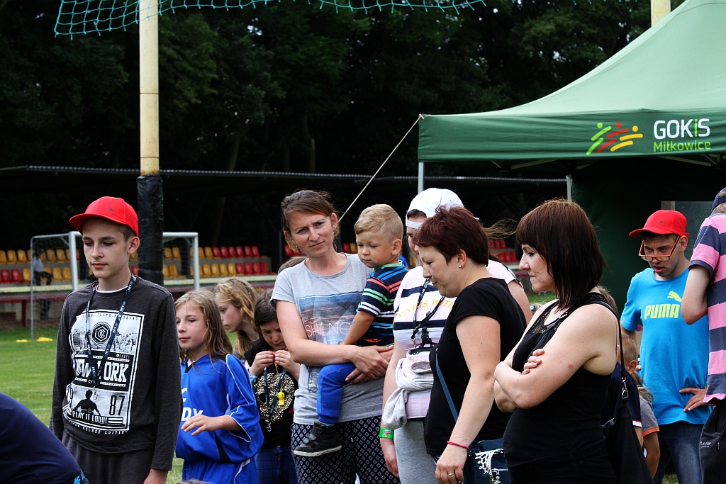 Wesoła dziecięca zabawa na stadionie Iskry Kochlice