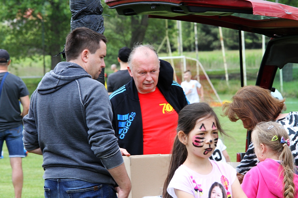 Wesoła dziecięca zabawa na stadionie Iskry Kochlice