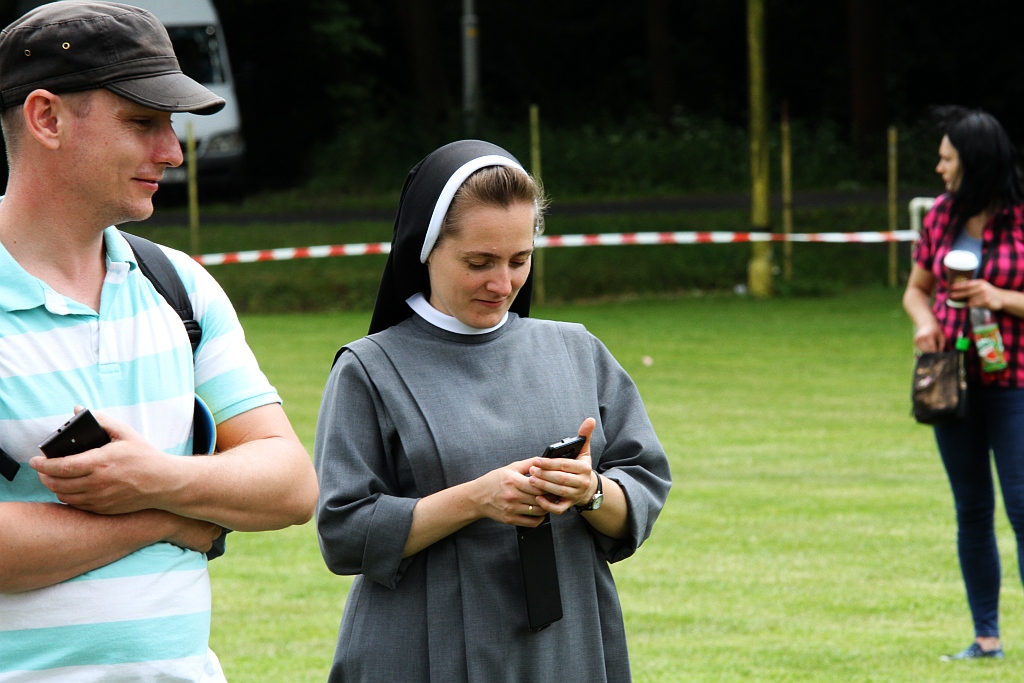 Wesoła dziecięca zabawa na stadionie Iskry Kochlice