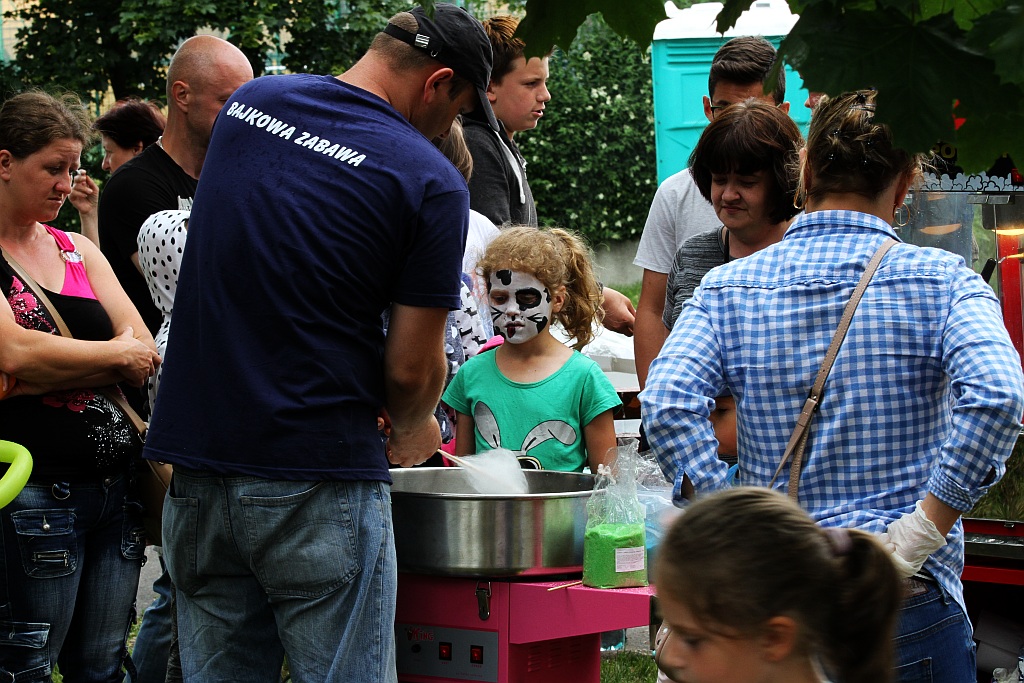 Tłumy dzieci bawią się na imprezie w SDK „Kopernik”