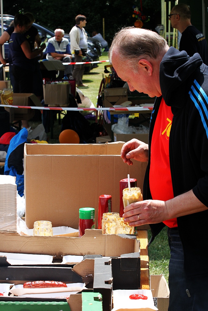Wesoła dziecięca zabawa na stadionie Iskry Kochlice
