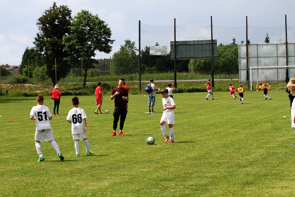 Wesoła dziecięca zabawa na stadionie Iskry Kochlice