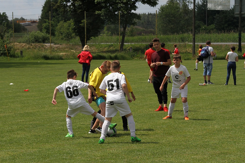 Wesoła dziecięca zabawa na stadionie Iskry Kochlice
