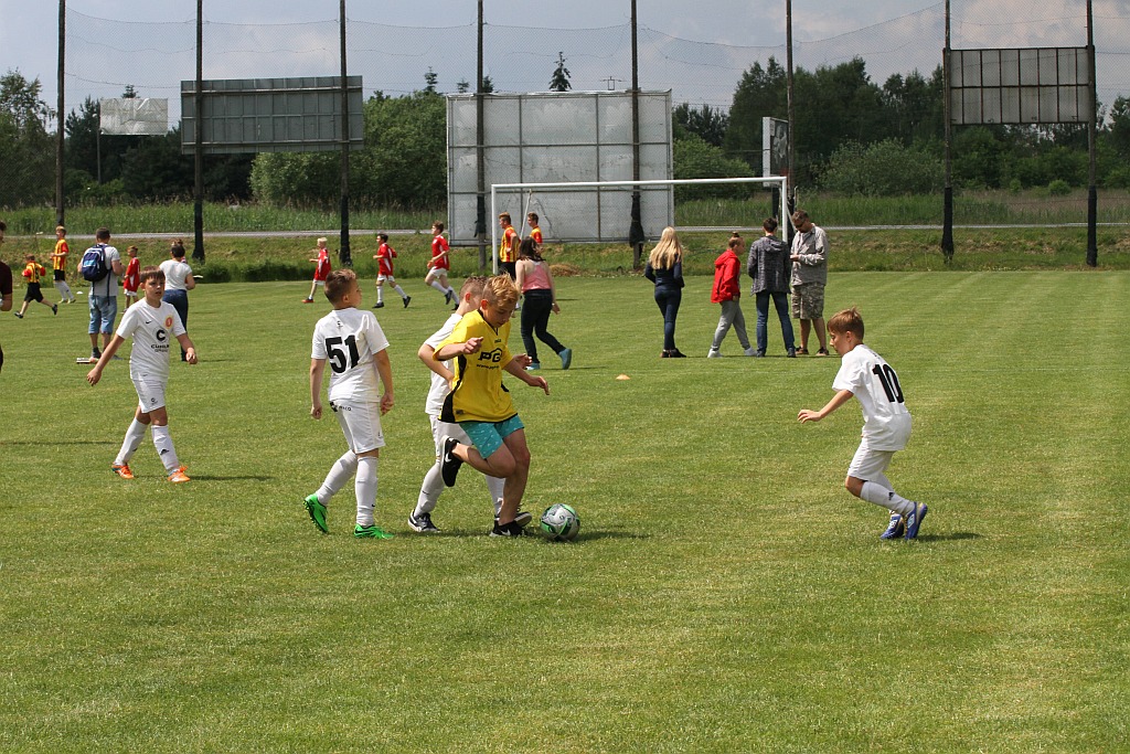 Wesoła dziecięca zabawa na stadionie Iskry Kochlice