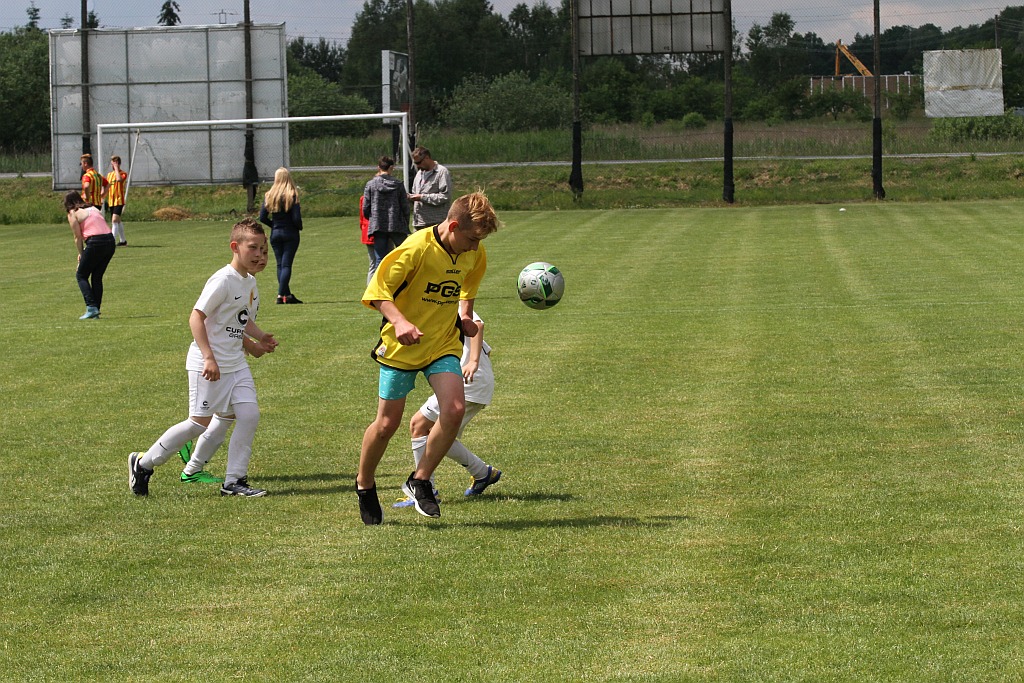 Wesoła dziecięca zabawa na stadionie Iskry Kochlice