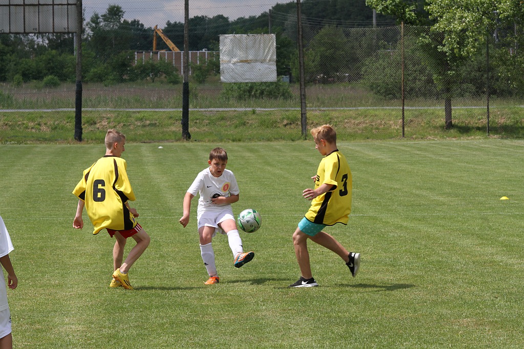 Wesoła dziecięca zabawa na stadionie Iskry Kochlice