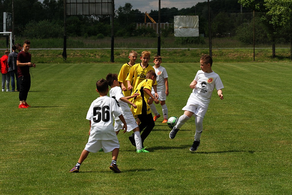 Wesoła dziecięca zabawa na stadionie Iskry Kochlice
