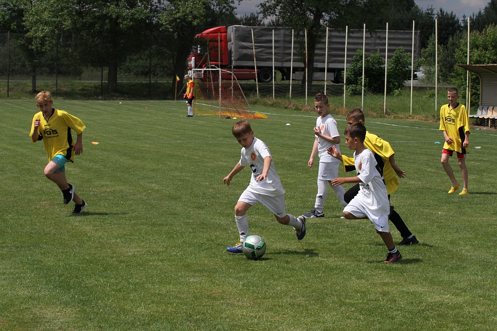 Wesoła dziecięca zabawa na stadionie Iskry Kochlice