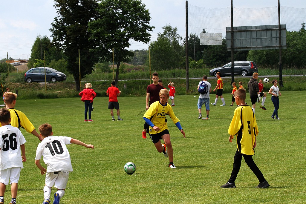 Wesoła dziecięca zabawa na stadionie Iskry Kochlice