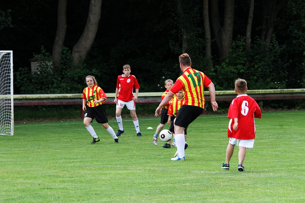 Wesoła dziecięca zabawa na stadionie Iskry Kochlice