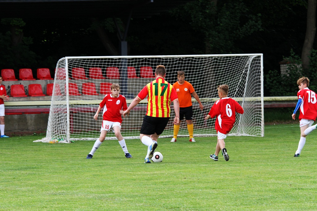 Wesoła dziecięca zabawa na stadionie Iskry Kochlice