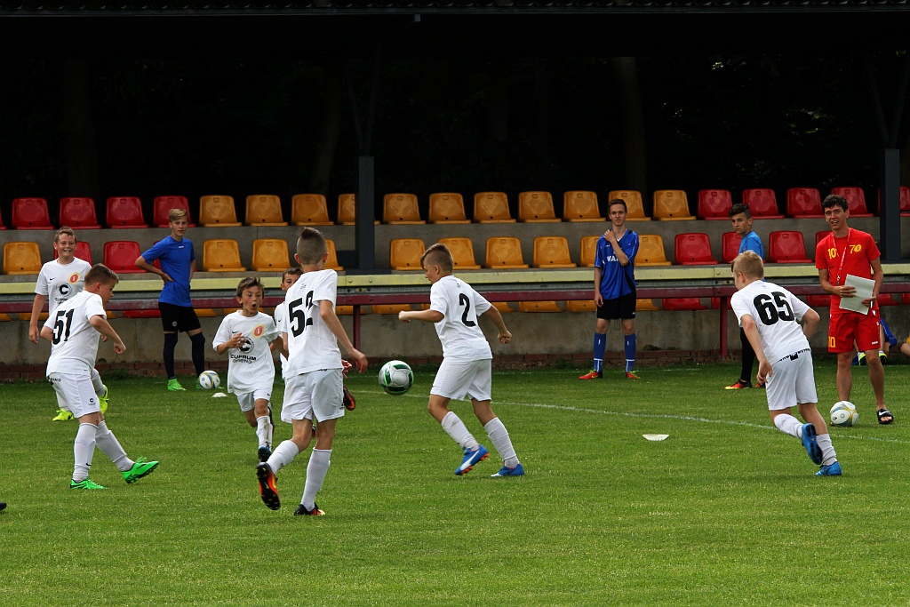 Wesoła dziecięca zabawa na stadionie Iskry Kochlice