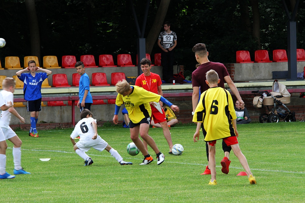 Wesoła dziecięca zabawa na stadionie Iskry Kochlice