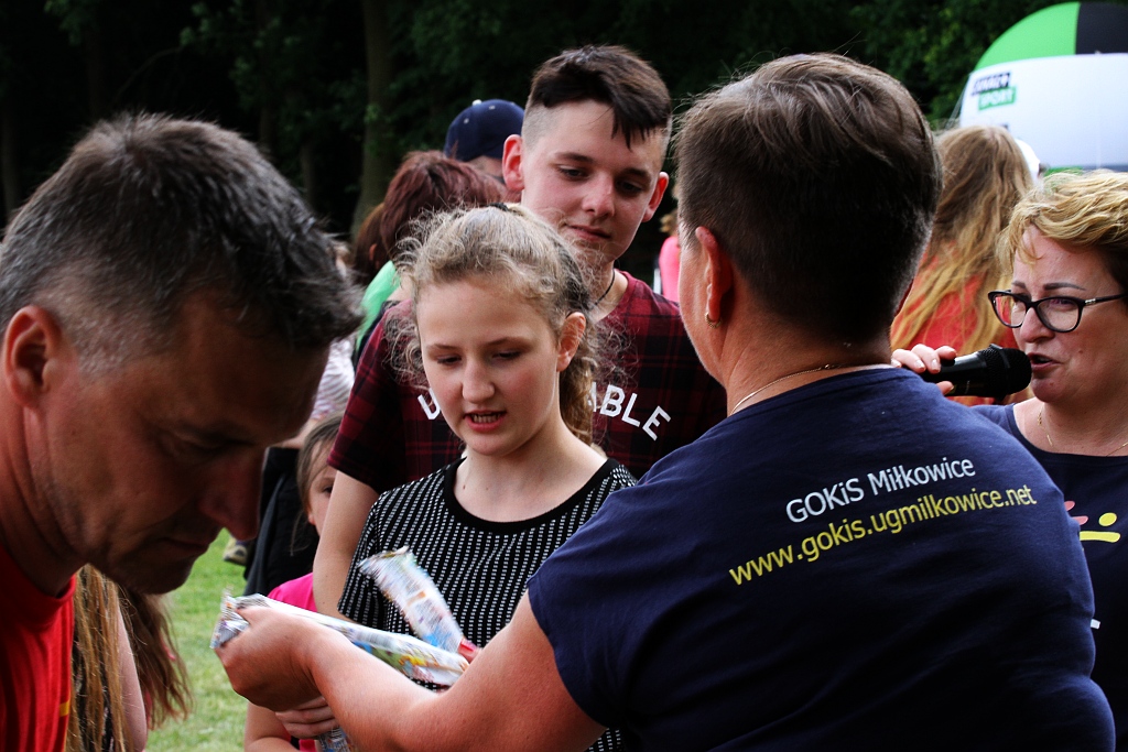 Wesoła dziecięca zabawa na stadionie Iskry Kochlice