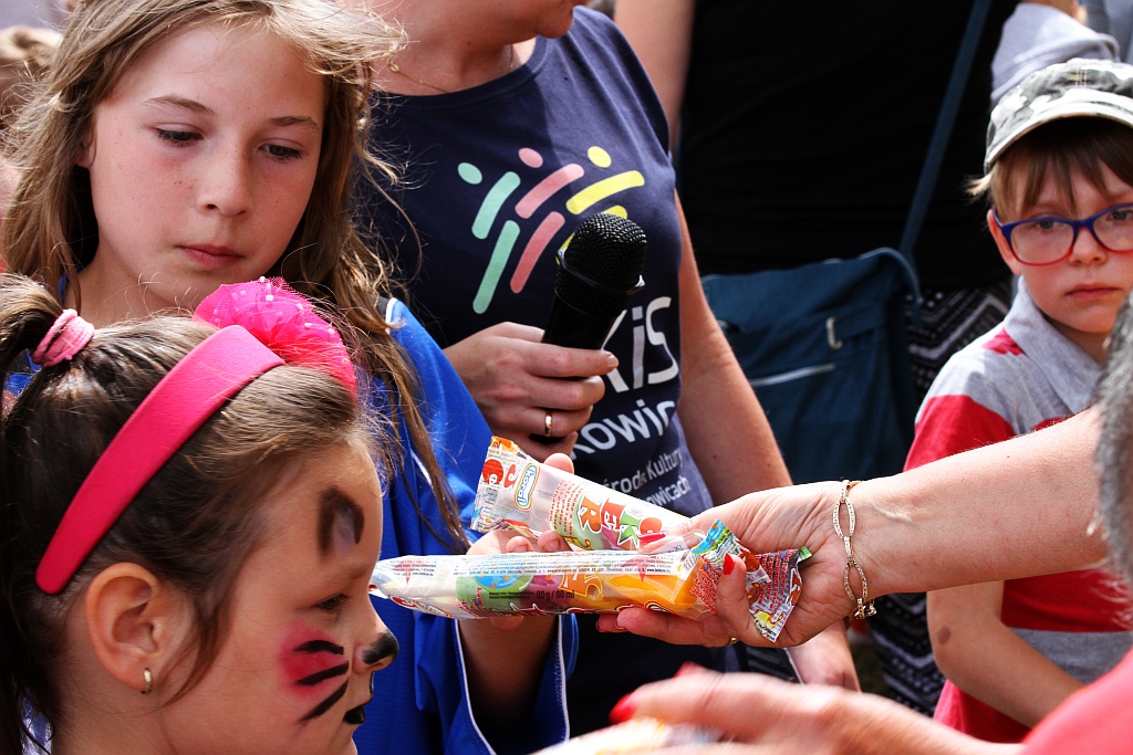 Wesoła dziecięca zabawa na stadionie Iskry Kochlice