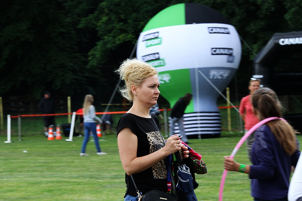 Wesoła dziecięca zabawa na stadionie Iskry Kochlice