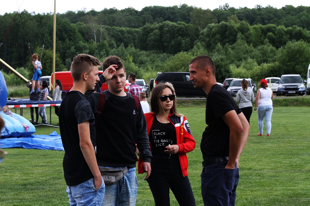 Wesoła dziecięca zabawa na stadionie Iskry Kochlice